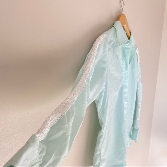 ❤️3/30❤️Vintage Pastel Button Down with Lace - Picture 2 of 5